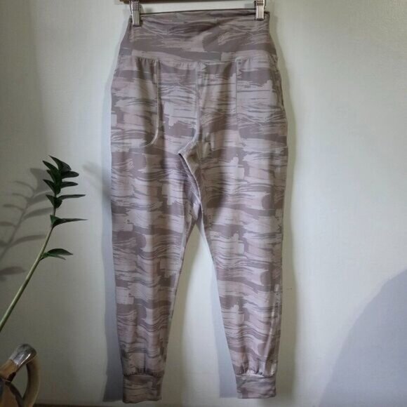 EUC LIKE NEW ALPHALETE ATHLETICS AMPLIFY CAMO PRINT LEGGINGS WOMENS SZ M - Picture 1 of 16